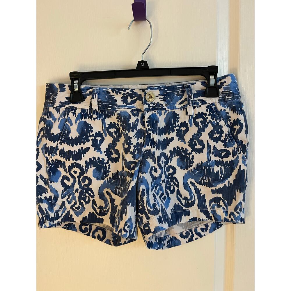 Lilly Pulitzer Blue and White Patterned Callahan Shorts Excellent condition Sz 2